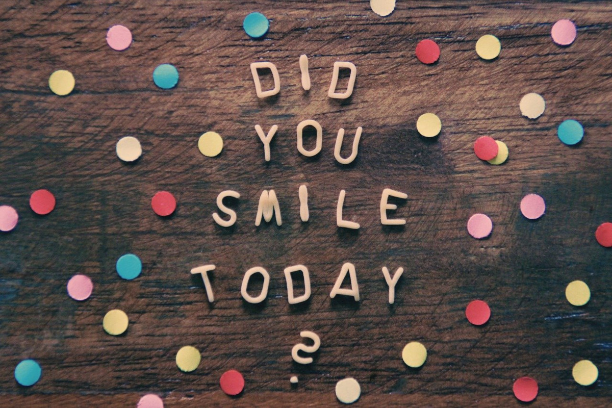 Konfetti mit dem Spruch: "Did you smile today" Lächeln ist Gesichtsyoga