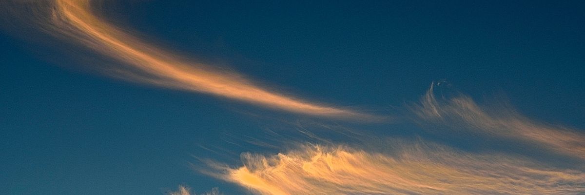 Das Bild zeigt Wolken im Abendrot.