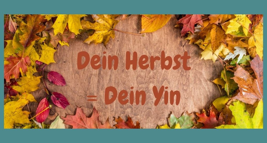 Das Foto zeigt im Kreis liegende Herbstblätter. In der Mitte steht: Dein Herbst = Dein Yin