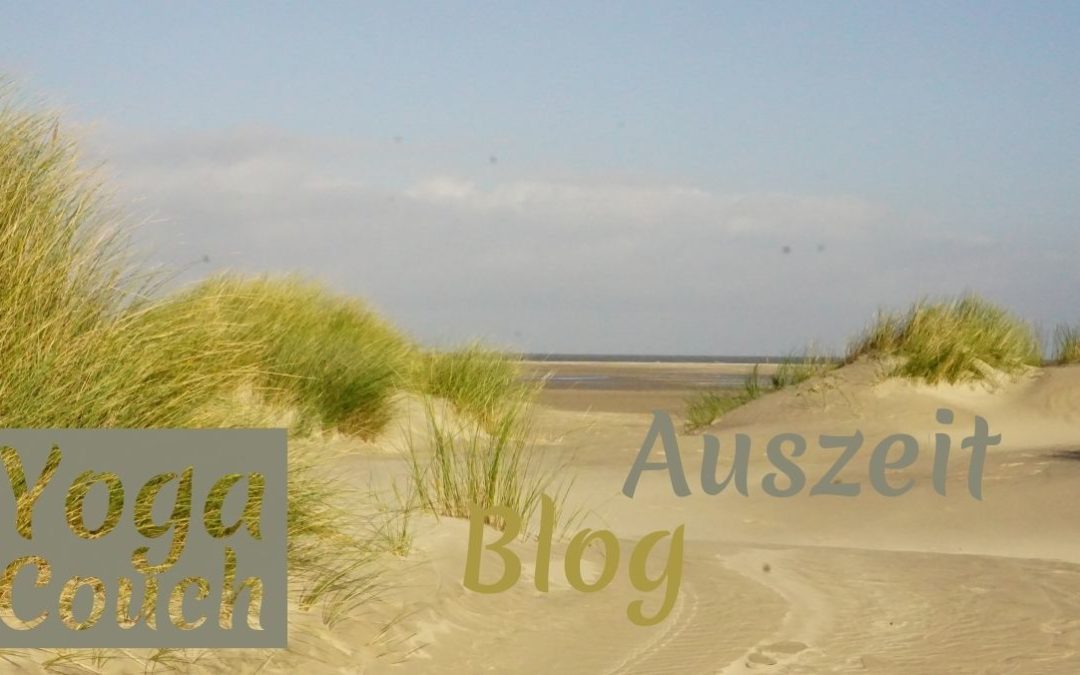 Das Foto zeigt Dünen mit Blick aufs Meer. Auf dem Bild steht die Aufschrift "Auszeit - Blog"