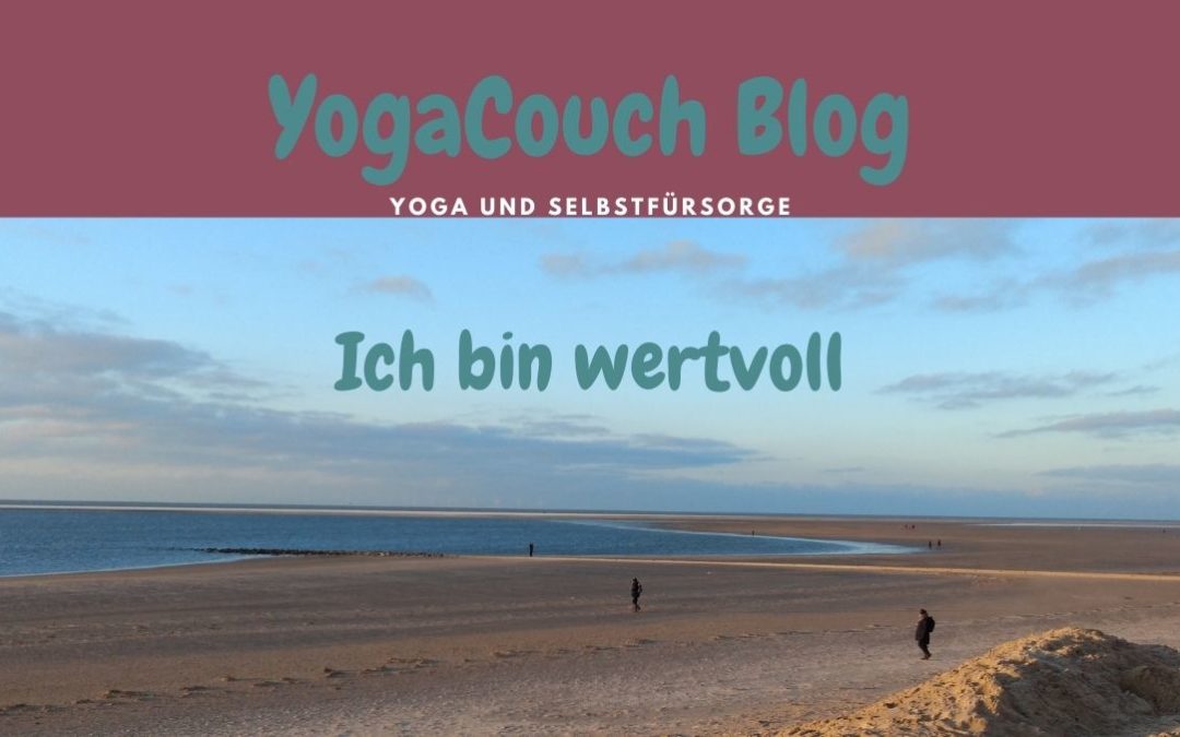 Das Goto zeigt einen weitläufigen Strand und leicht bewölkten Himmel. Über dem Foto steht: "YogaCouch Blog - Ich bin wertvoll"