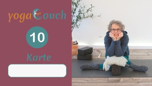 Das Foto zeigt Susanne sitzend auf ihrer Yogamatte. Links steht "10er Karte"