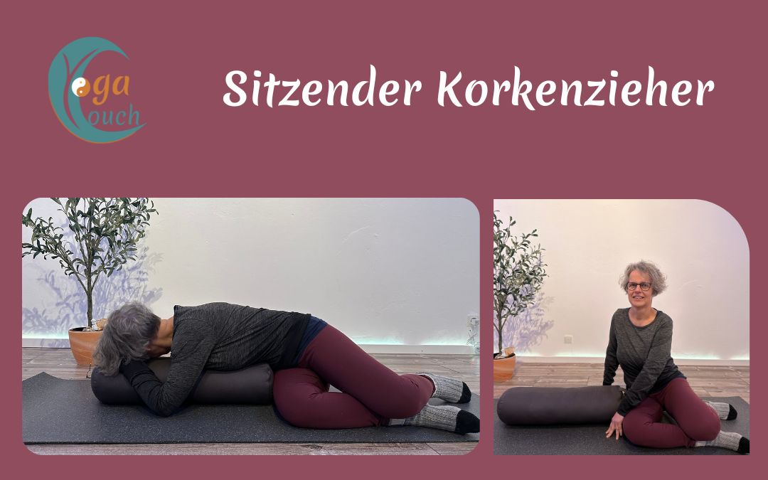 Das foto zeigt Susanne in der Position "sitzender Korkenzieher". Einmal mit leicht gedrehtem Oberkörper vor einem Bolster und auf dem zweiten Bild den Oberkörper auf dem Bolster abgelegt. Darüber steht: "Sitzender Korkenzieher"