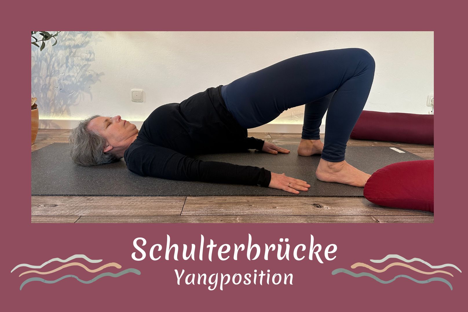 Das Foto zeigt Susanne in der Yoga-Position Schulterbrücke.