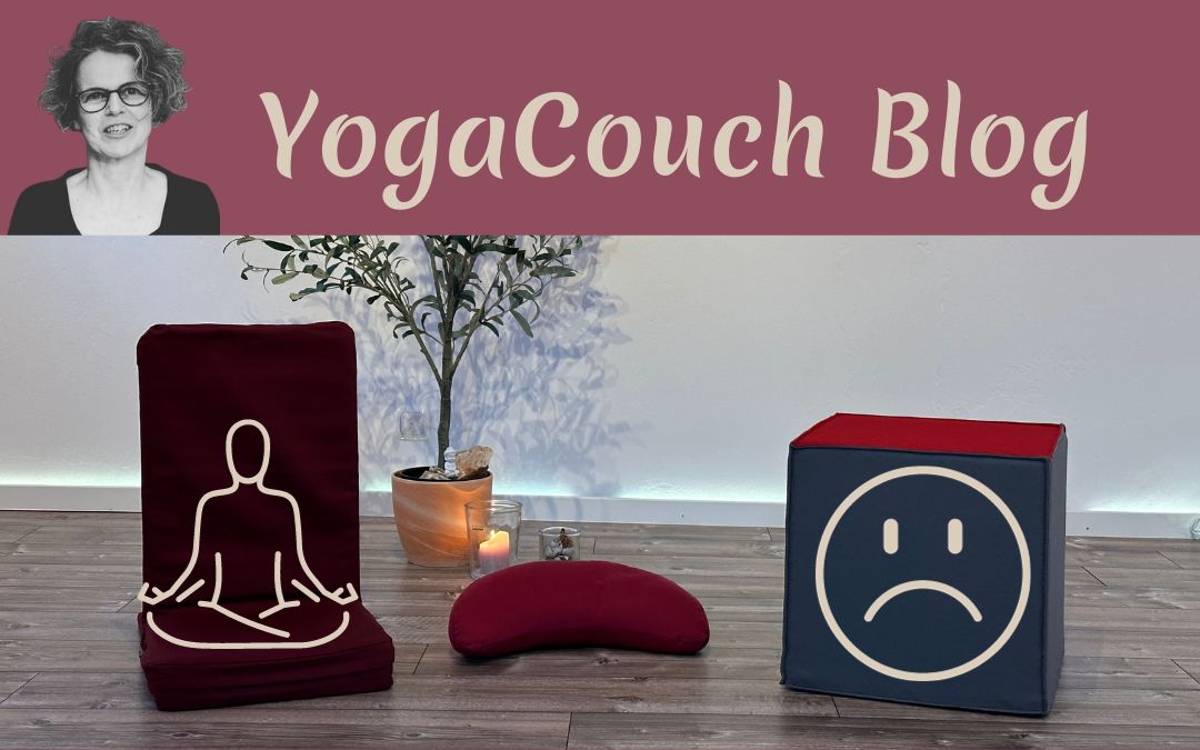 Unter dem Schriftzug "YogaCouch Blog" ist ein Sitzwürfel, ein Kissen und ein Meditationsstuhl zu sehen. Als Symbol, dass Meditation negativ sein kann, ist ein trauriges Smiley abgebildet.