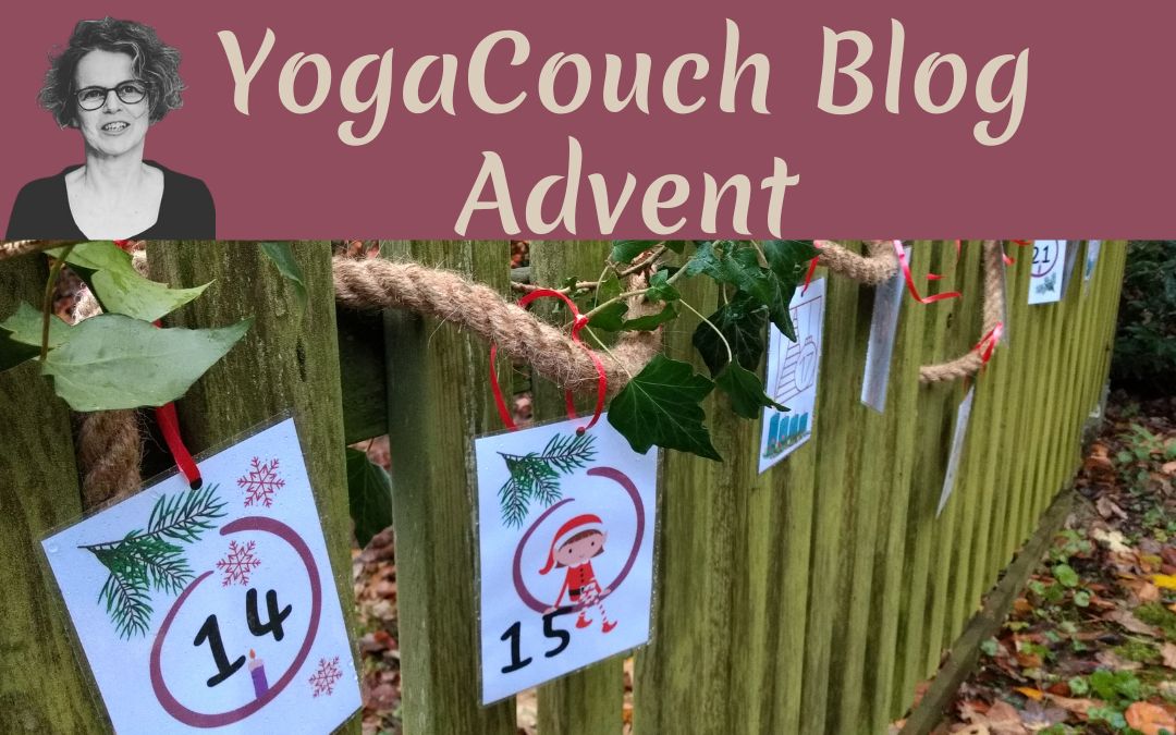 Ein Adventskalender aus einzelnen Karten an einem Seil aufgehängt. Darüber steht: "YogaCouch Blog Advent"
