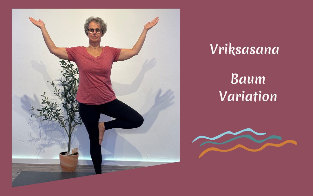 Susanne in der Yogapose "Baum - Vriksasana"