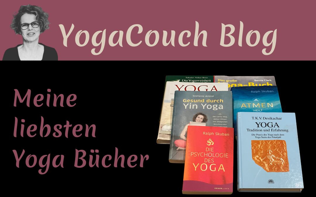 7 Yoga Bücher liegen übereinander. Daneben steht: "Meine liebsten Yogabücher" Oben ist ein Foto von Susanne, daneben steht "Yogacouch Blog"