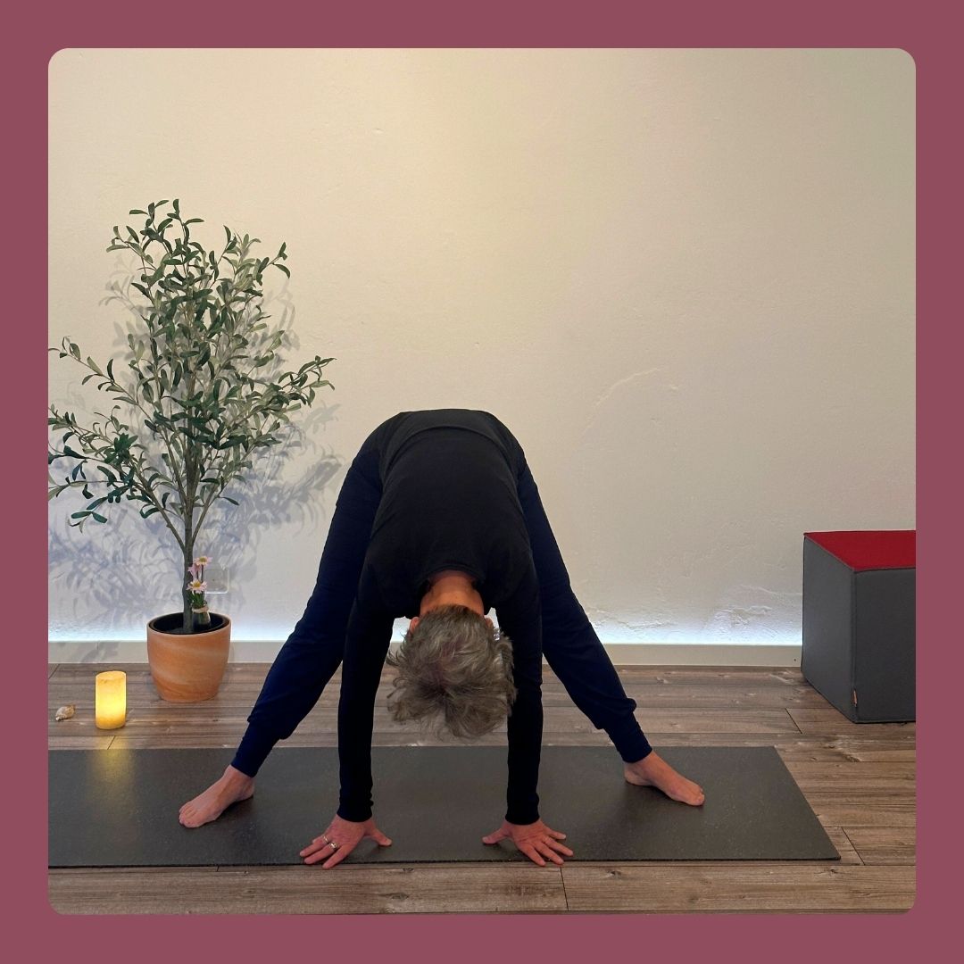 Susanne in der Yoga-Pose Grätsche