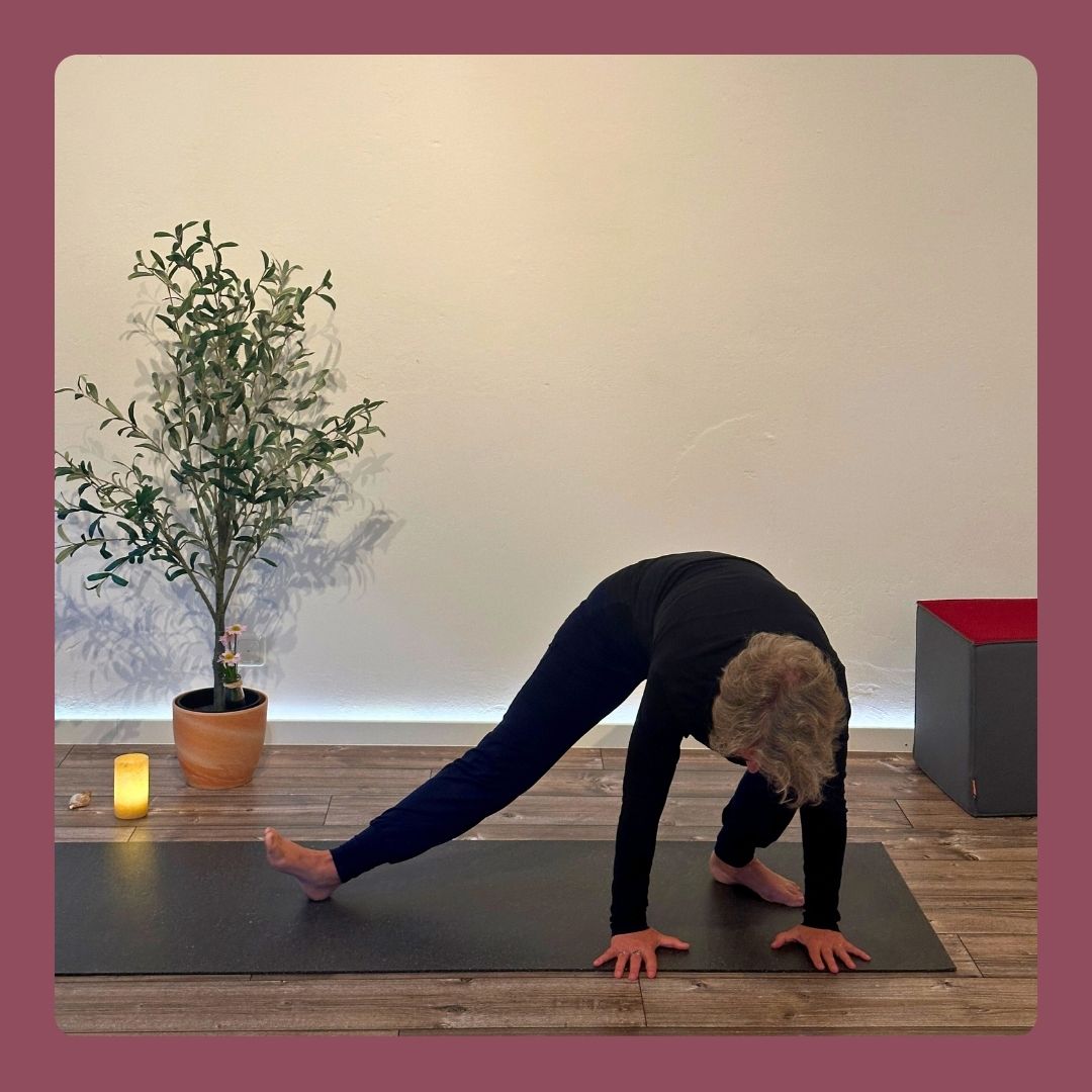 Susanne in der Yoga-Pose halbe tiefe Hocke links