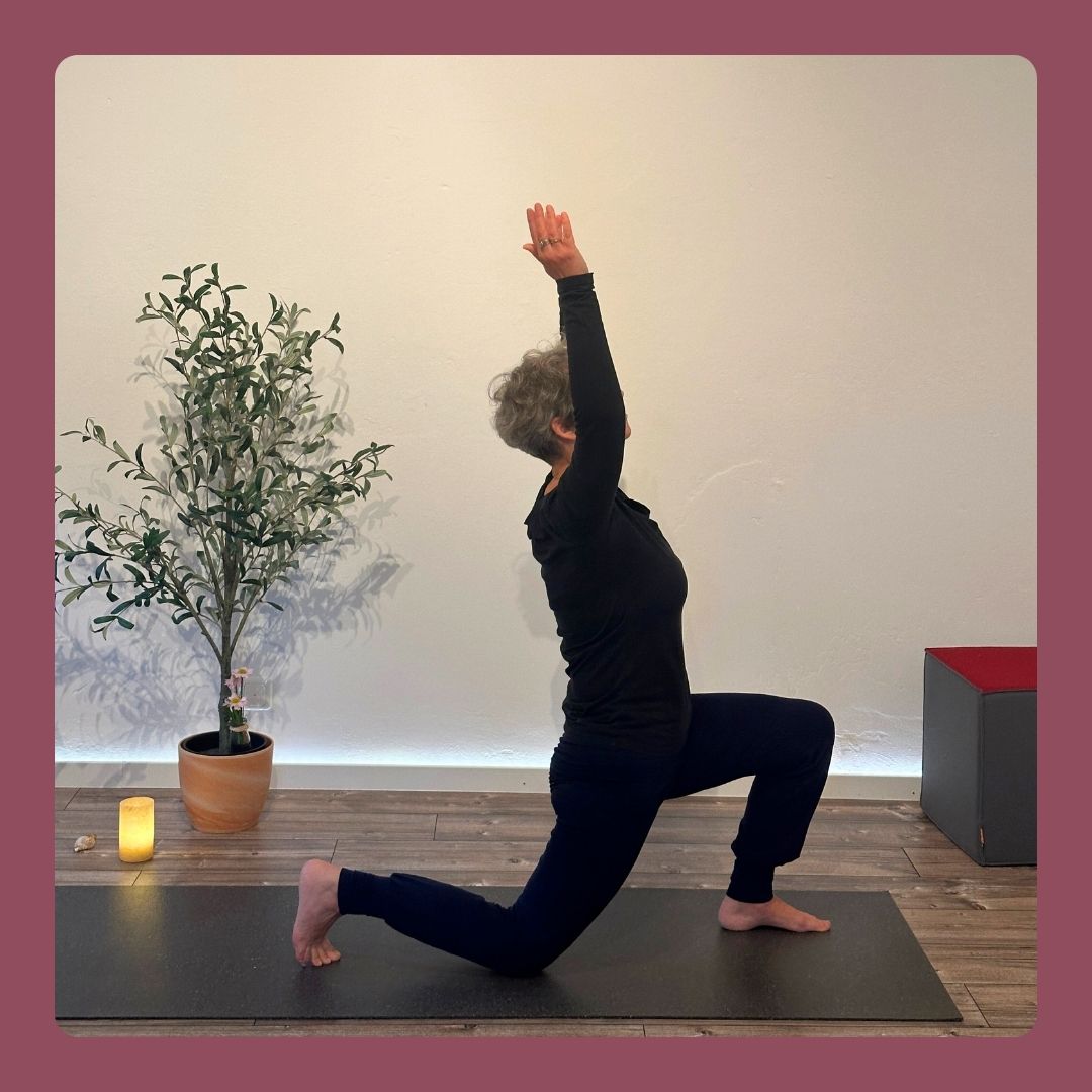 Susanne in der Yoga-Pose kniender Halbmond