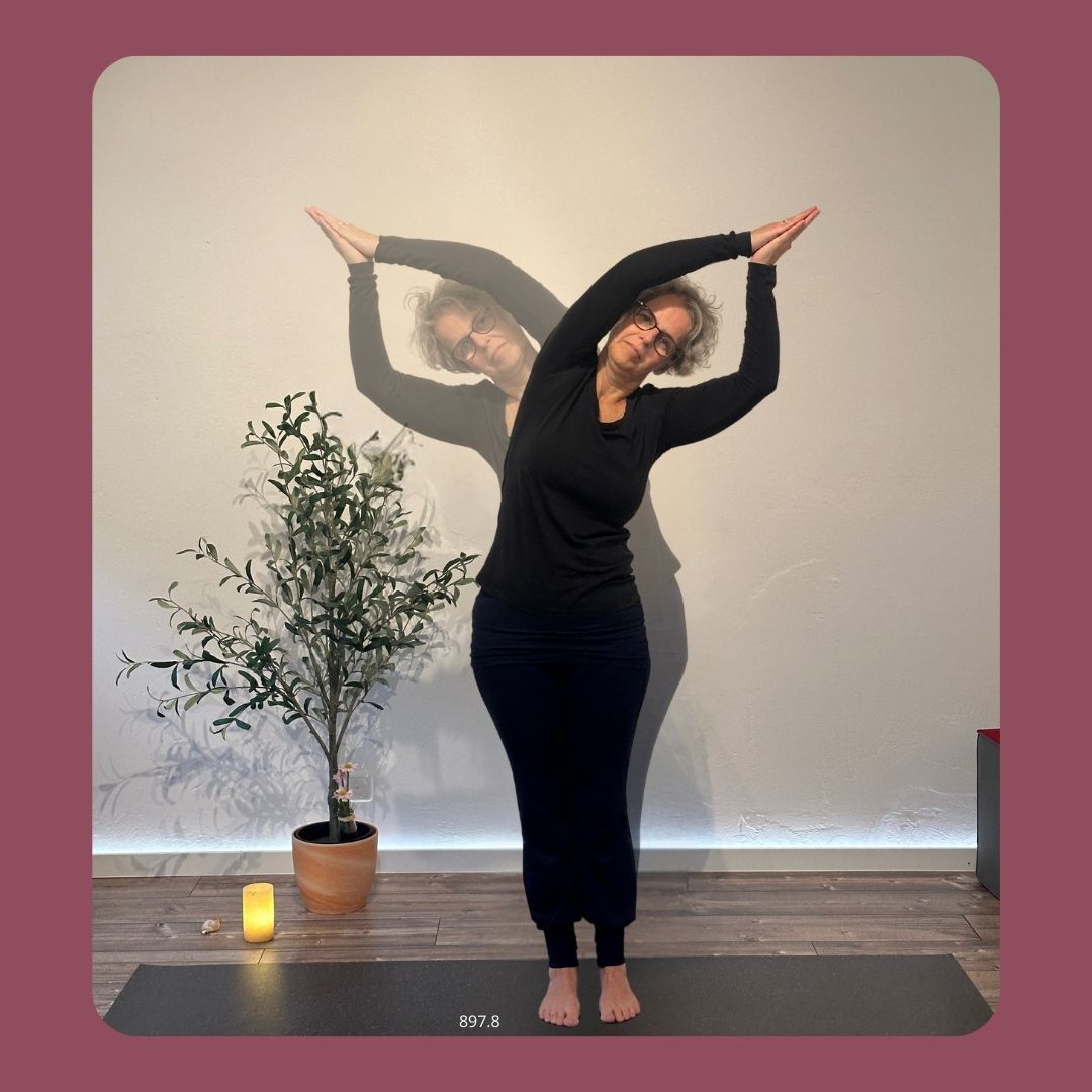 Susanne in der Yoga-Pose stehender Halbmond einmal links und transparent nach rechts