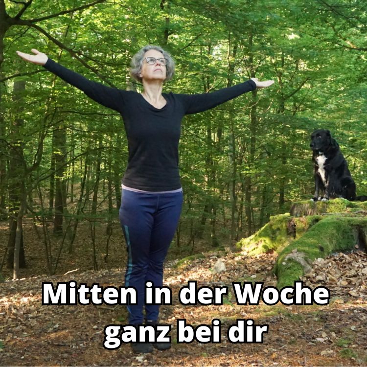 Susanne mit ausgebreiteten Armen im Wald stehend. Darunter steht: "Mitten in der Woche - ganz bei dir"