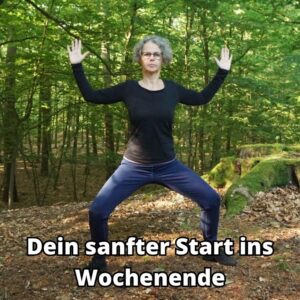 Susanne mit gespreizten Armen und Beinen im Wald stehend. Darunter steht: "Dein sanfter Start ins Wochenende"