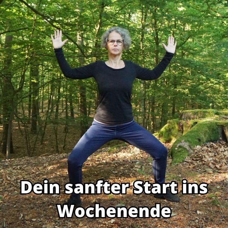 Susanne mit gespreizten Armen und Beinen im Wald stehend. Darunter steht: "Dein sanfter Start ins Wochenende"